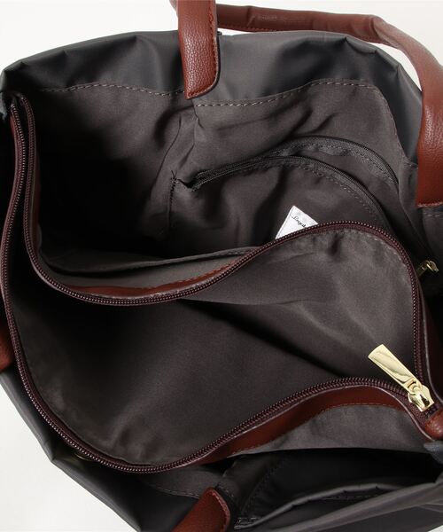 and it_（アンドイット）の「【Legato Largo】撥水微光沢ナイロン PC収納トート（ショルダーバッグ・レディース・ネイビー/ピンクベージュ/ブラック/グレー/ベージュ/ライトブラウン・FREE）」の7枚目の写真