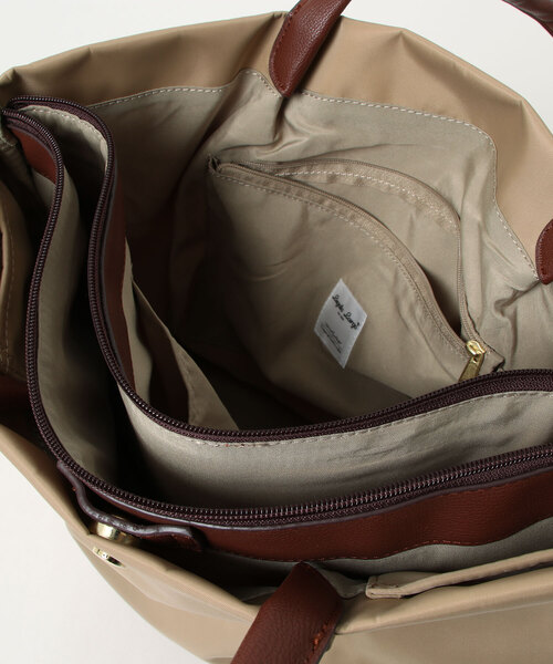 and it_（アンドイット）の「【Legato Largo】撥水微光沢ナイロン PC収納トート（ショルダーバッグ・レディース・ネイビー/ピンクベージュ/ブラック/グレー/ベージュ/ライトブラウン・FREE）」の10枚目の写真