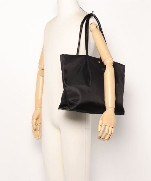 and it_（アンドイット）の「【Legato Largo】撥水微光沢ナイロン PC収納トート（ショルダーバッグ・レディース・ネイビー/ピンクベージュ/ブラック/グレー/ベージュ/ライトブラウン・FREE）」の8枚目の写真