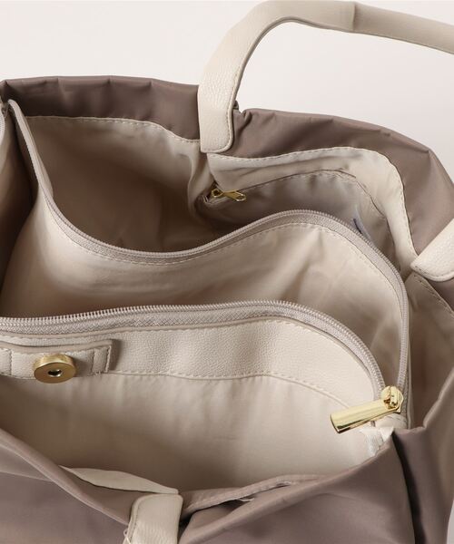 and it_（アンドイット）の「【Legato Largo】撥水微光沢ナイロン PC収納トート（ショルダーバッグ・レディース・ネイビー/ピンクベージュ/ブラック/グレー/ベージュ/ライトブラウン・FREE）」の15枚目の写真