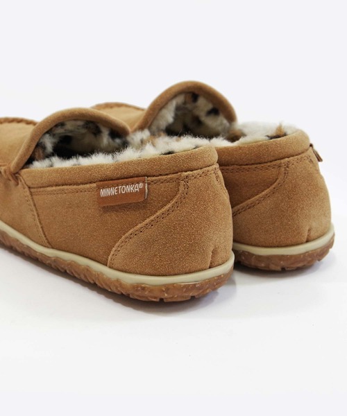 Minnetonka(ミネトンカ)の「MINNETONKA(ミネトンカ) / 【EMC RETAIL STORE 別注】 レオパード エコファー スエードモカシン スリッポン TEMPE LEOPARD(モカシン/デッキシューズ・レディース・ブラック/ベージュ系その他・6/8/9/5/7)」の4枚目の写真