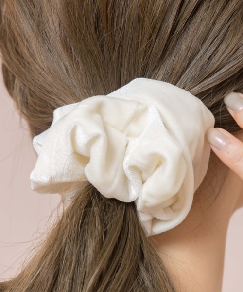 flower(フラワー)の「グロスベルベットシュシュ(シュシュ・レディース・ホワイト/ブラック/ブラウン・FREE)」の5枚目の写真