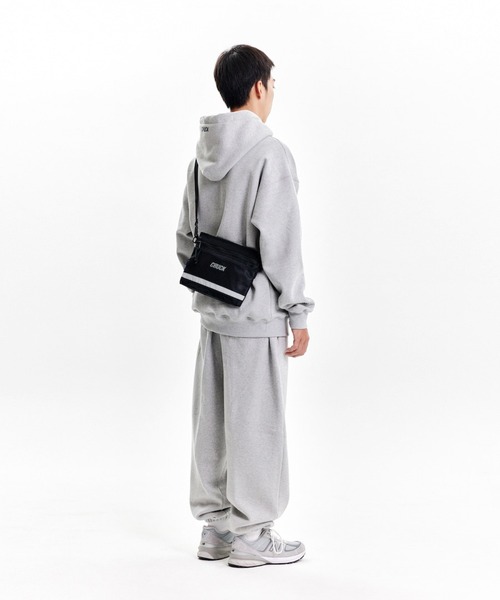 CHUCK(チャック)の「CHUCK/Sacoche Bag 2238930(ショルダーバッグ・レディース・ブラック・FREE)」の2枚目の写真