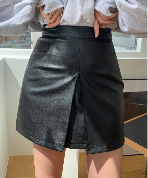chuu（チュー）の「CHUU ピンタックレザーミニskirt（スカート・レディース・ベージュ/ブラック・MEDIUM/SMALL）」の2枚目の写真