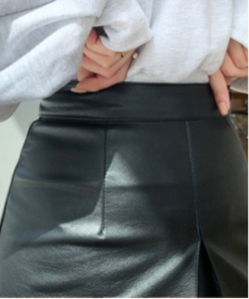 chuu（チュー）の「CHUU ピンタックレザーミニskirt（スカート・レディース・ベージュ/ブラック・MEDIUM/SMALL）」の5枚目の写真