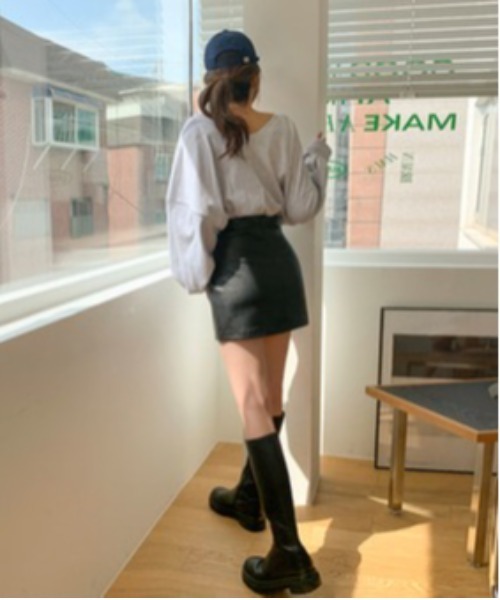 chuu（チュー）の「CHUU ピンタックレザーミニskirt（スカート・レディース・ベージュ/ブラック・MEDIUM/SMALL）」の8枚目の写真