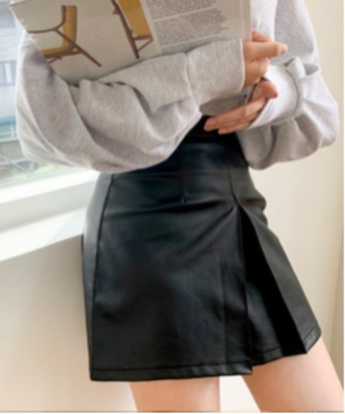 chuu（チュー）の「CHUU ピンタックレザーミニskirt（スカート・レディース・ベージュ/ブラック・MEDIUM/SMALL）」の6枚目の写真