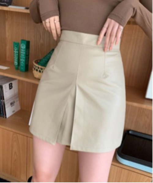 chuu（チュー）の「CHUU ピンタックレザーミニskirt（スカート・レディース・ベージュ/ブラック・MEDIUM/SMALL）」の13枚目の写真