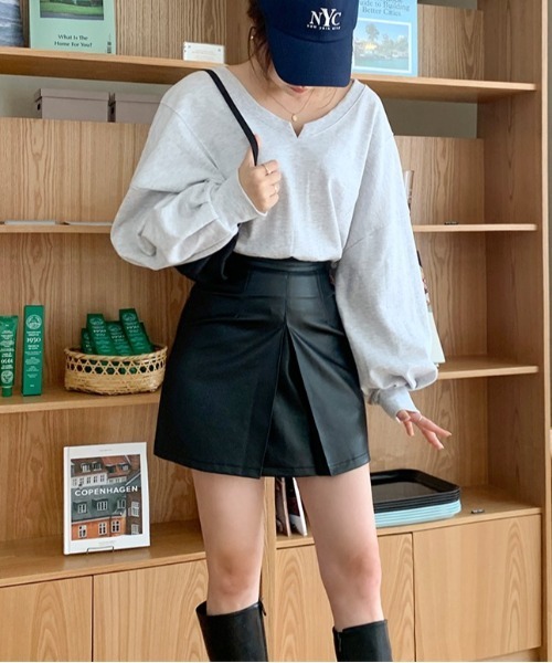 chuu（チュー）の「CHUU ピンタックレザーミニskirt（スカート・レディース・ベージュ/ブラック・MEDIUM/SMALL）」の3枚目の写真