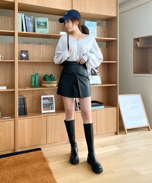 chuu（チュー）の「CHUU ピンタックレザーミニskirt（スカート・レディース・ベージュ/ブラック・MEDIUM/SMALL）」の15枚目の写真