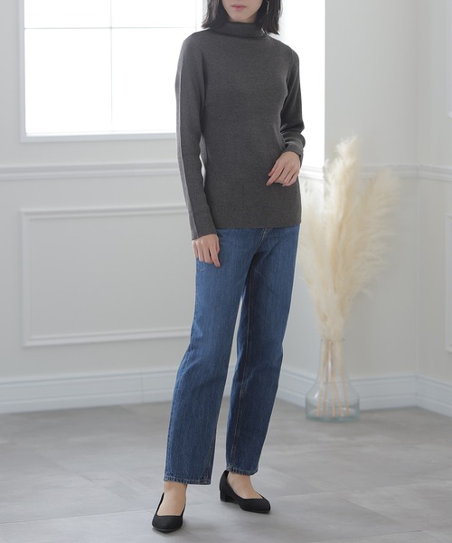 ElegChic(エレグシック)の「ハイネックスリムリブニット(ニット/セーター・レディース・ブラック/ダークグリーン/ボルドー/杢グレー/グレイッシュベージュ/オフホワイト・MEDIUM/X-LARGE/XXX-LARGE)」の14枚目の写真