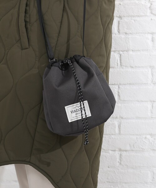 SHOO・LA・RUE(シューラルー)の「◆カラビナ付き VIAGGIO巾着ショルダー(ショルダーバッグ・レディース・チャコールグレー/ライトベージュ/ピンク系/カーキ系4・00)」の8枚目の写真