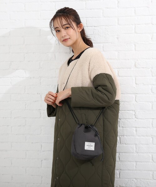 SHOO・LA・RUE(シューラルー)の「◆カラビナ付き VIAGGIO巾着ショルダー(ショルダーバッグ・レディース・チャコールグレー/ライトベージュ/ピンク系/カーキ系4・00)」の7枚目の写真