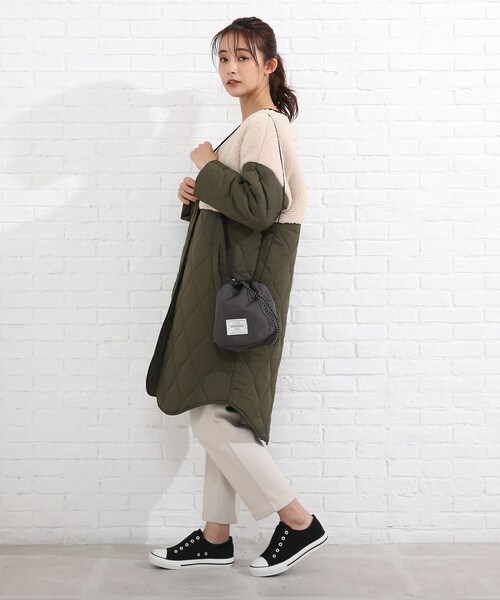 SHOO・LA・RUE(シューラルー)の「◆カラビナ付き VIAGGIO巾着ショルダー(ショルダーバッグ・レディース・チャコールグレー/ライトベージュ/ピンク系/カーキ系4・00)」の6枚目の写真