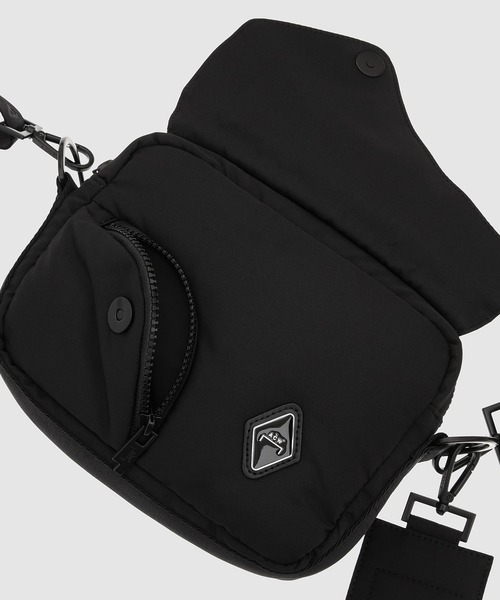 A-COLD-WALL*(アコールドウォール)の「INSULATE MESSENGER BAG(ショルダーバッグ・メンズ・ブラック・FREE)」の4枚目の写真