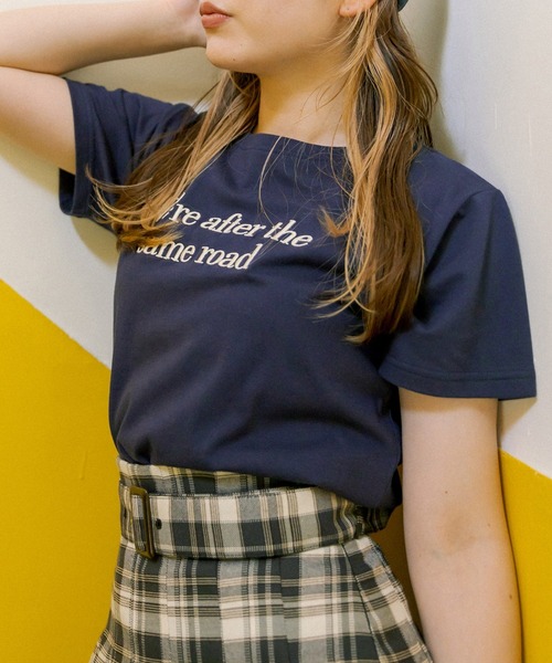 OLIVE des OLIVE(オリーブデオリーブ)の「ロゴ刺繍Tシャツ(Tシャツ/カットソー・レディース・ネイビー/オフホワイト/オレンジ/ラベンダー・FREE)」の3枚目の写真