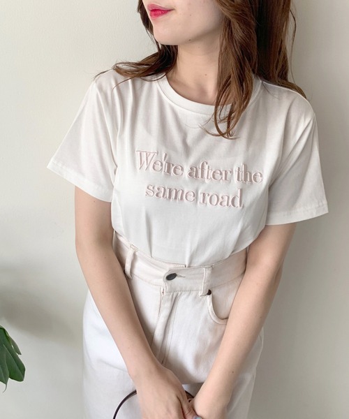 OLIVE des OLIVE(オリーブデオリーブ)の「ロゴ刺繍Tシャツ(Tシャツ/カットソー・レディース・ネイビー/オフホワイト/オレンジ/ラベンダー・FREE)」の2枚目の写真