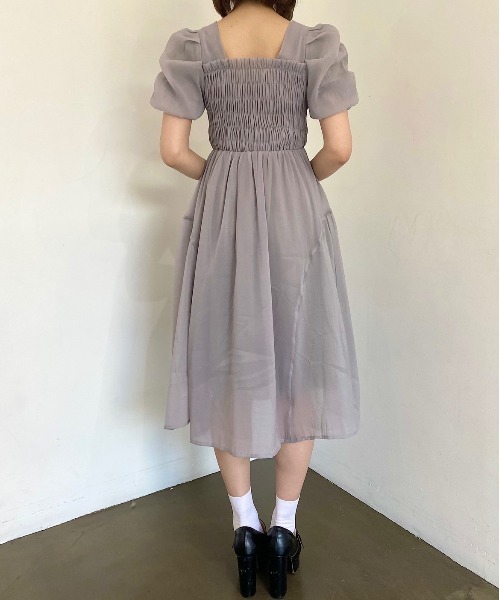 Crea titty&Co. PETIT（クレアティティーアンドコープチ）の「【titty&Co.PETIT】バルーンスリーブフレアミディワンピース（ワンピース・レディース・グレー・FREE）」の4枚目の写真