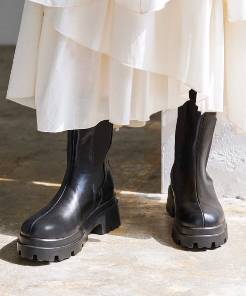 titivate（ティティベイト）の「サイドゴアショートブーツ（ブーツ・レディース・オフホワイト/ブラック・L/S/M）」の2枚目の写真