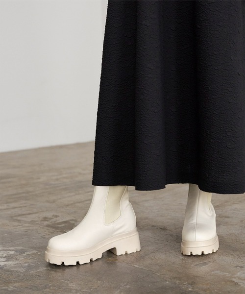 titivate（ティティベイト）の「サイドゴアショートブーツ（ブーツ・レディース・オフホワイト/ブラック・L/S/M）」の7枚目の写真
