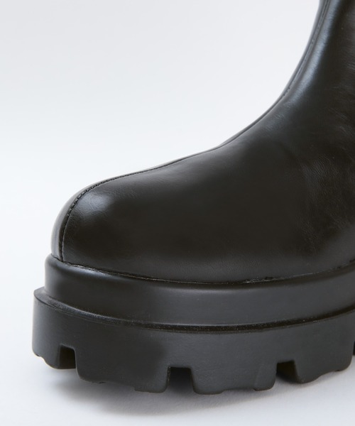 titivate（ティティベイト）の「サイドゴアショートブーツ（ブーツ・レディース・オフホワイト/ブラック・L/S/M）」の4枚目の写真