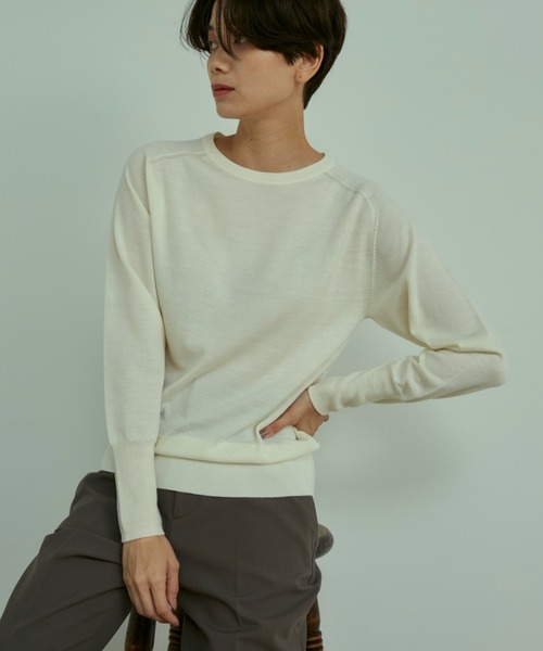 INED（イネド）の「CASHWOOLクルーネックニット  タイト過ぎないサイズ感（ニット/セーター・レディース・ベージュ/ネイビー/レッド/オフホワイト/イエロー・9号/7号）」の2枚目の写真