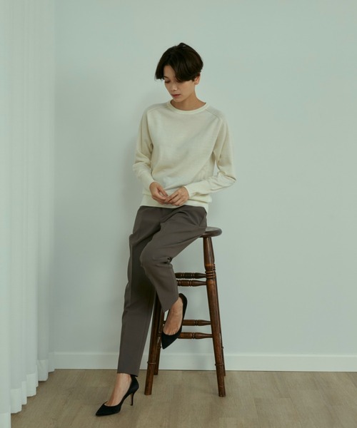 INED（イネド）の「CASHWOOLクルーネックニット  タイト過ぎないサイズ感（ニット/セーター・レディース・ベージュ/ネイビー/レッド/オフホワイト/イエロー・9号/7号）」の13枚目の写真