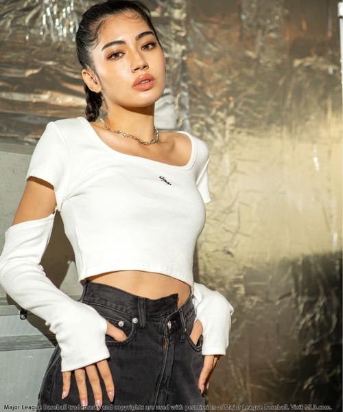 BACK TO THE FIELD(バック トゥー ザ フィールド)の「【MLB】ポイントロゴアームウォーマーリブトップス(Tシャツ/カットソー・レディース・ホワイト/ブラック/グレー・FREE)」の2枚目の写真