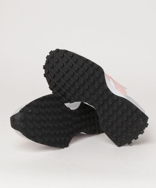 NEW BALANCE（ニューバランス）の「327（スニーカー・レディース・グレー/ブラック・23.0cm/25.5cm/22.0cm/25.0cm/22.5cm/24.5cm/24.0cm/23.5cm）」の4枚目の写真