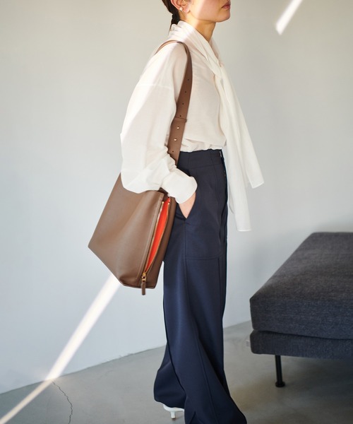E'POR(エポール)の「【WEB限定】【E'POR】Y BAG Shoulder M(サイドジップショルダーバッグ)(ショルダーバッグ・レディース・ブラック系その他/ホワイト系その他4/ダークブラウン/ブラウン系その他3・FREE)」の17枚目の写真