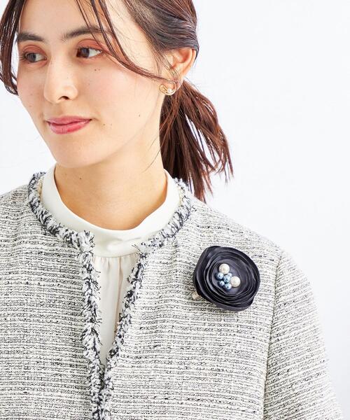 green label relaxing（グリーンレーベルリラクシング）の「フラットフラワー コサージュ（ブローチ/コサージュ・レディース・ライトグレー/ブラック/ナチュラル/オフホワイト/ダークグレー・FREE）」の4枚目の写真