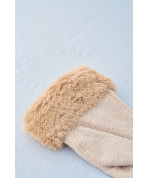 AZUL by moussy（アズールバイマウジー）の「ECOFUR GLOVES/エコファーグローブ（手袋・レディース・ライトベージュ/ブラック・FREE）」の5枚目の写真