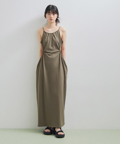 ADAM ET ROPE'（アダムエロペ）の「カットアウトキャミワンピース（ワンピース・レディース・カーキ/ブラック・FREE）」の9枚目の写真