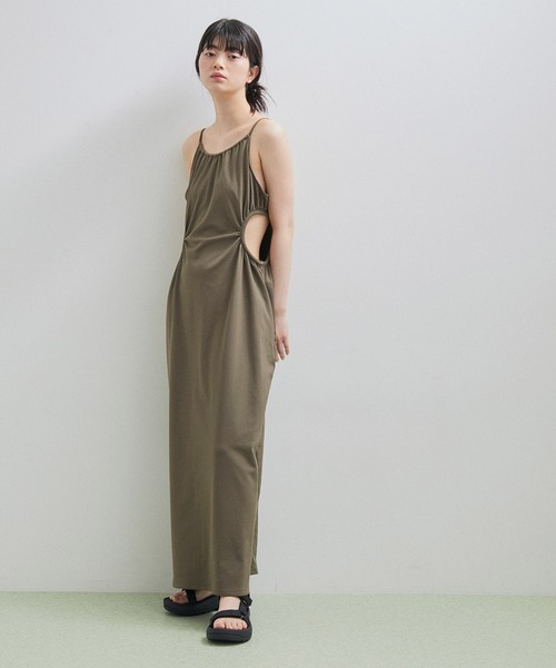 ADAM ET ROPE'（アダムエロペ）の「カットアウトキャミワンピース（ワンピース・レディース・カーキ/ブラック・FREE）」の6枚目の写真