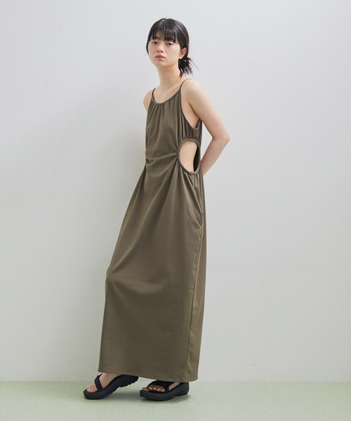 ADAM ET ROPE'（アダムエロペ）の「カットアウトキャミワンピース（ワンピース・レディース・カーキ/ブラック・FREE）」の5枚目の写真