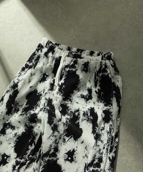 NILWAY（ニルウェイ）の「ランダムグラフィックプリーツ袴ワイドパンツ（スラックス・メンズ・ホワイト×ブラック・MEDIUM/LARGE/SMALL）」の2枚目の写真