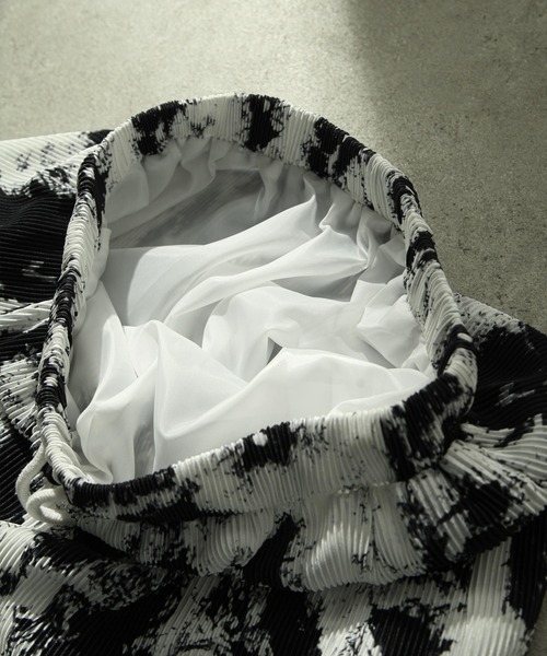 NILWAY（ニルウェイ）の「ランダムグラフィックプリーツ袴ワイドパンツ（スラックス・メンズ・ホワイト×ブラック・MEDIUM/LARGE/SMALL）」の3枚目の写真