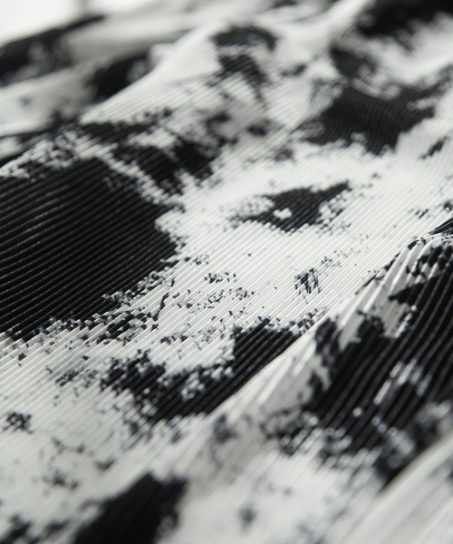 NILWAY（ニルウェイ）の「ランダムグラフィックプリーツ袴ワイドパンツ（スラックス・メンズ・ホワイト×ブラック・MEDIUM/LARGE/SMALL）」の4枚目の写真