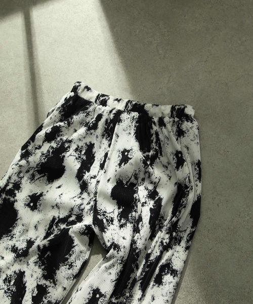 NILWAY（ニルウェイ）の「ランダムグラフィックプリーツ袴ワイドパンツ（スラックス・メンズ・ホワイト×ブラック・MEDIUM/LARGE/SMALL）」の6枚目の写真