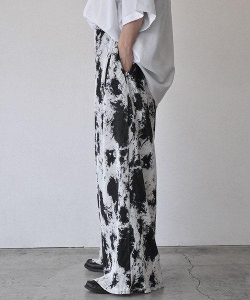 NILWAY（ニルウェイ）の「ランダムグラフィックプリーツ袴ワイドパンツ（スラックス・メンズ・ホワイト×ブラック・MEDIUM/LARGE/SMALL）」の8枚目の写真
