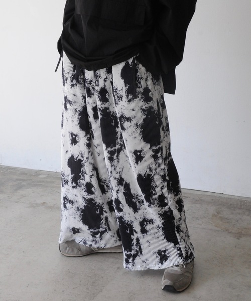 NILWAY（ニルウェイ）の「ランダムグラフィックプリーツ袴ワイドパンツ（スラックス・メンズ・ホワイト×ブラック・MEDIUM/LARGE/SMALL）」の11枚目の写真
