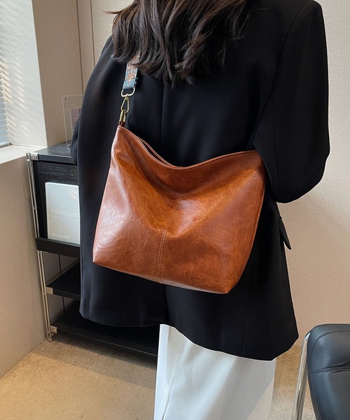 LOPASS(ロパス)の「スクエアショルダーバッグ(ショルダーバッグ・レディース・ブラック/ベージュ/ブラウン/グリーン・FREE)」の1枚目の写真