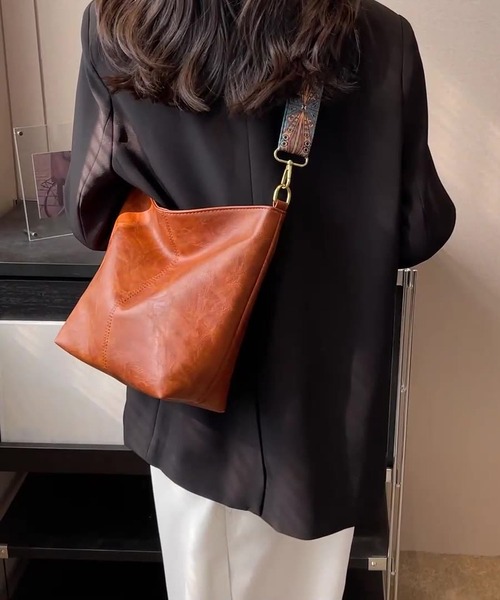 LOPASS(ロパス)の「スクエアショルダーバッグ(ショルダーバッグ・レディース・ブラック/ベージュ/ブラウン/グリーン・FREE)」の10枚目の写真