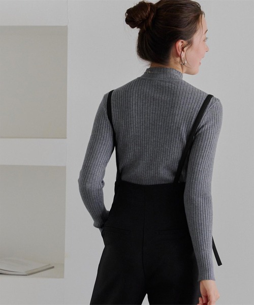 titivate(ティティベイト)の「ハイネックリブ編みニット(ニット/セーター・レディース・イエロー/ブルー/アイボリー/ブラック/レッド/チャコール/ライトグリーン・M/S)」の4枚目の写真