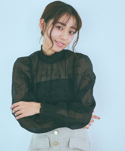 mysty woman（ミスティウーマン）の「フロッキー線描きフラワーブラウス 984765（シャツ/ブラウス・レディース・ホワイト系その他/ブラック・FREE）」の2枚目の写真