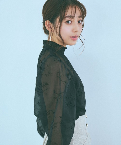 mysty woman（ミスティウーマン）の「フロッキー線描きフラワーブラウス 984765（シャツ/ブラウス・レディース・ホワイト系その他/ブラック・FREE）」の5枚目の写真