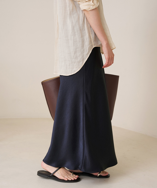 IENA(イエナ)の「サテンバイヤススカート(スカート・レディース・ホワイト/ネイビー/グリーン系その他・34/38/36)」の17枚目の写真