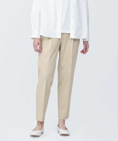 無印良品(ムジルシリョウヒン)の「婦人 シワになりにくいタックテーパードパンツ(その他パンツ・レディース・ダークグレー/ネイビー/ライトベージュ/ブラック・L/M/S/XS/XL)」の3枚目の写真