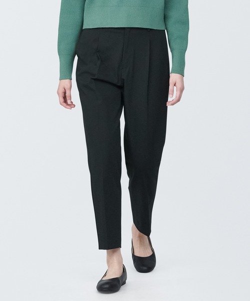 無印良品(ムジルシリョウヒン)の「婦人 シワになりにくいタックテーパードパンツ(その他パンツ・レディース・ダークグレー/ネイビー/ライトベージュ/ブラック・L/M/S/XS/XL)」の2枚目の写真
