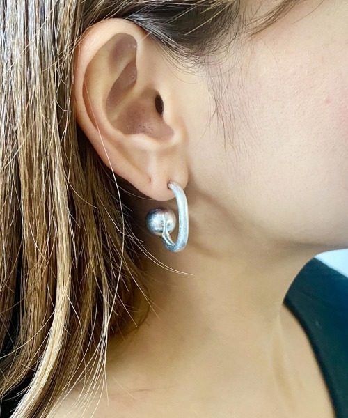 emouv by est(エモーヴバイエスト)の「emouv by est ボールデザインフープピアス(ピアス(両耳用)・レディース・シルバー/ゴールド・FREE)」の2枚目の写真